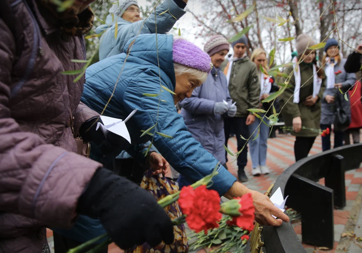 Фото В новосибирском сквере Славы почтили память павших бойцов у мемориала «Плакучая Ивушка» 2